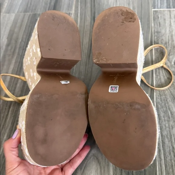 Elegant Gold Platform Sandals - Picture 8 of 9